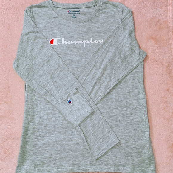 Long sleeve Champion shirt!🤍 - Picture 2 of 5